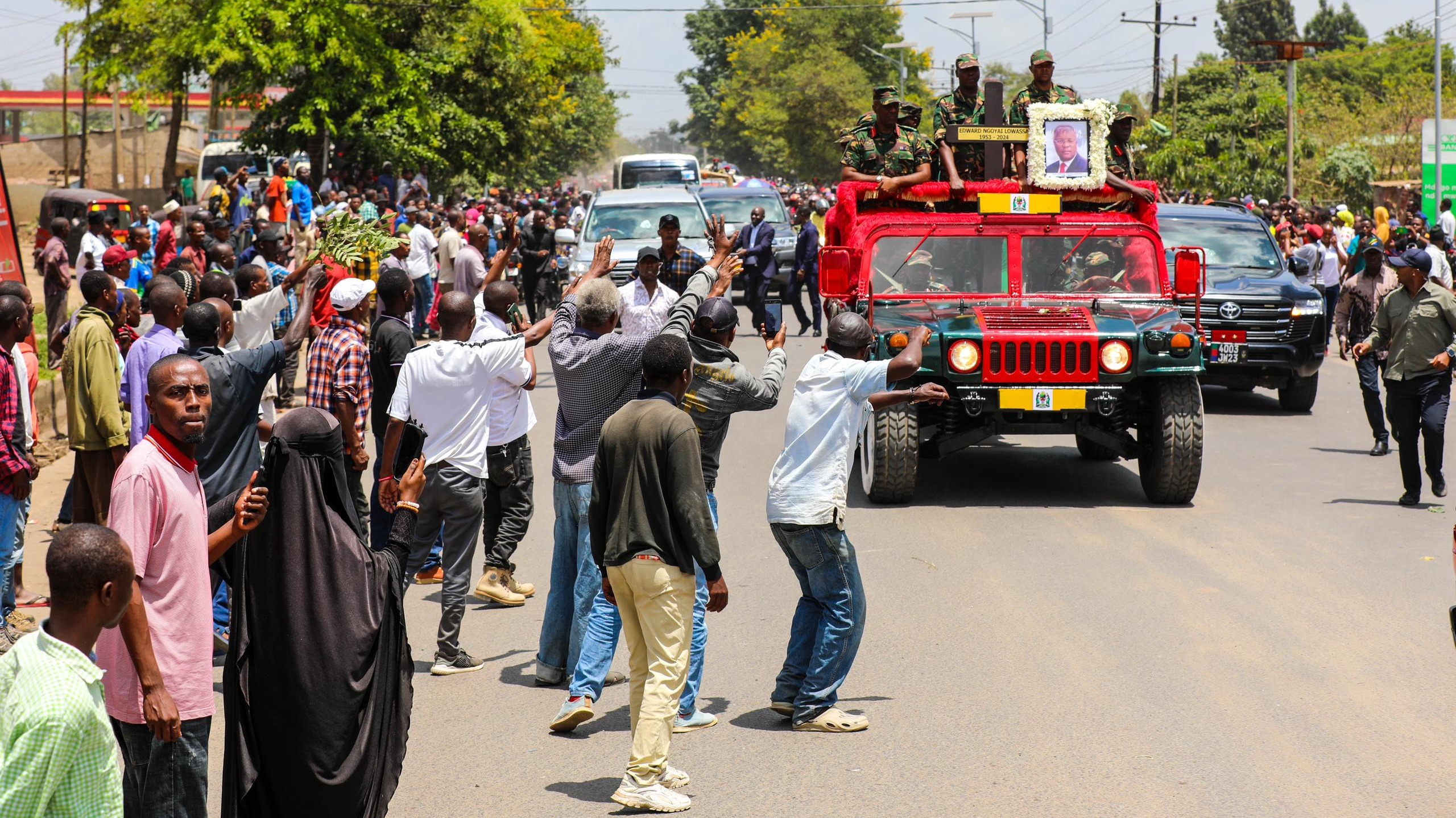 Matukio katika picha: Msafara uliobeba mwili wa Waziri Mkuu Mstaafu, Hayati Edward Ngoyai Lowassa ulivyowasili na kupita katika mitaa ya jiji la Arusha kuelekea Kijiji cha Ngarash wilayani Monduli yatakapofanyika mazishi ya kiongozi huyo mnamo Februari 17, 2024.