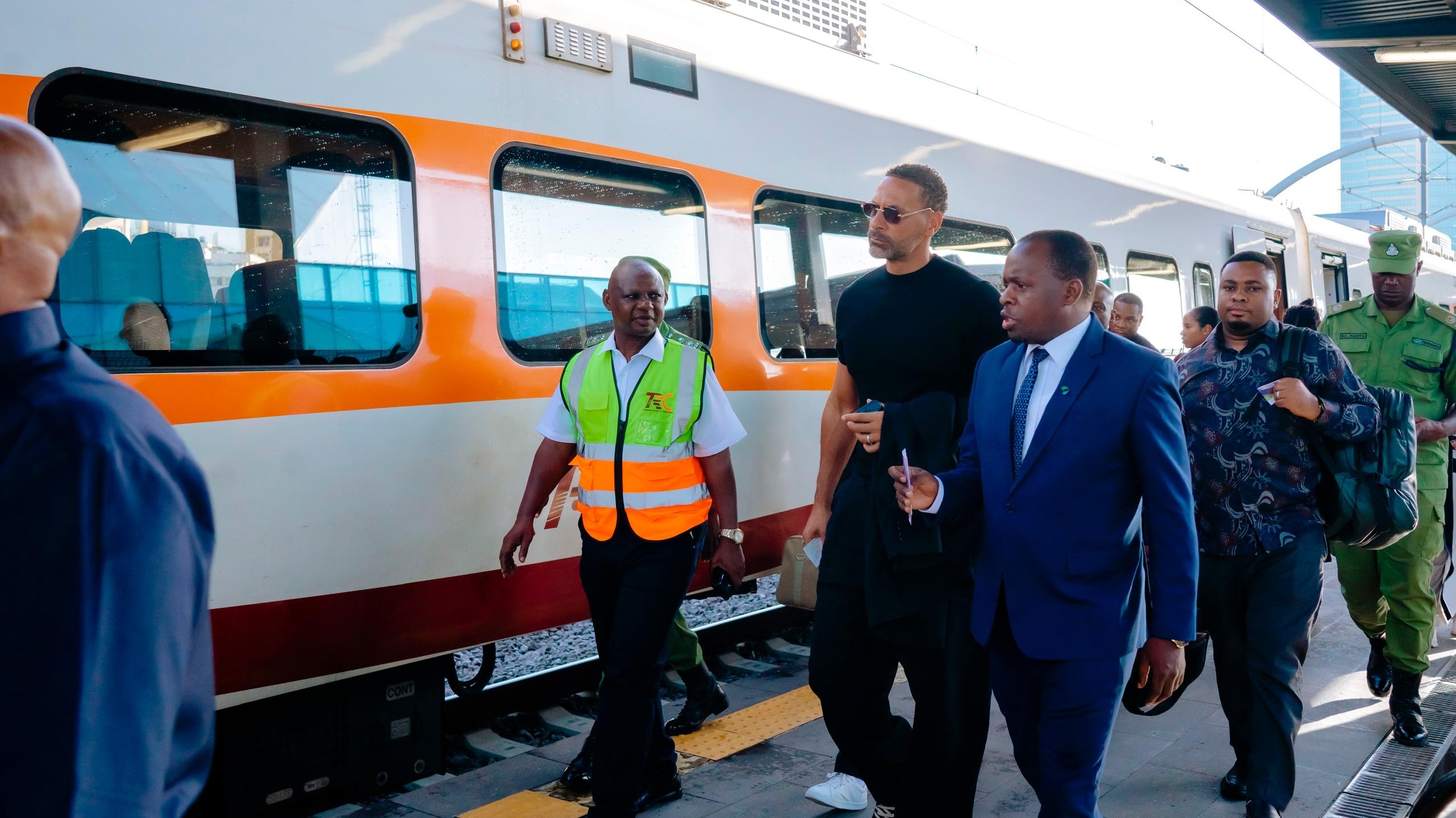 Habari Katika Picha: Gwiji wa Soka Rio Ferdfinand Aelekea Dodoma kwa SGR