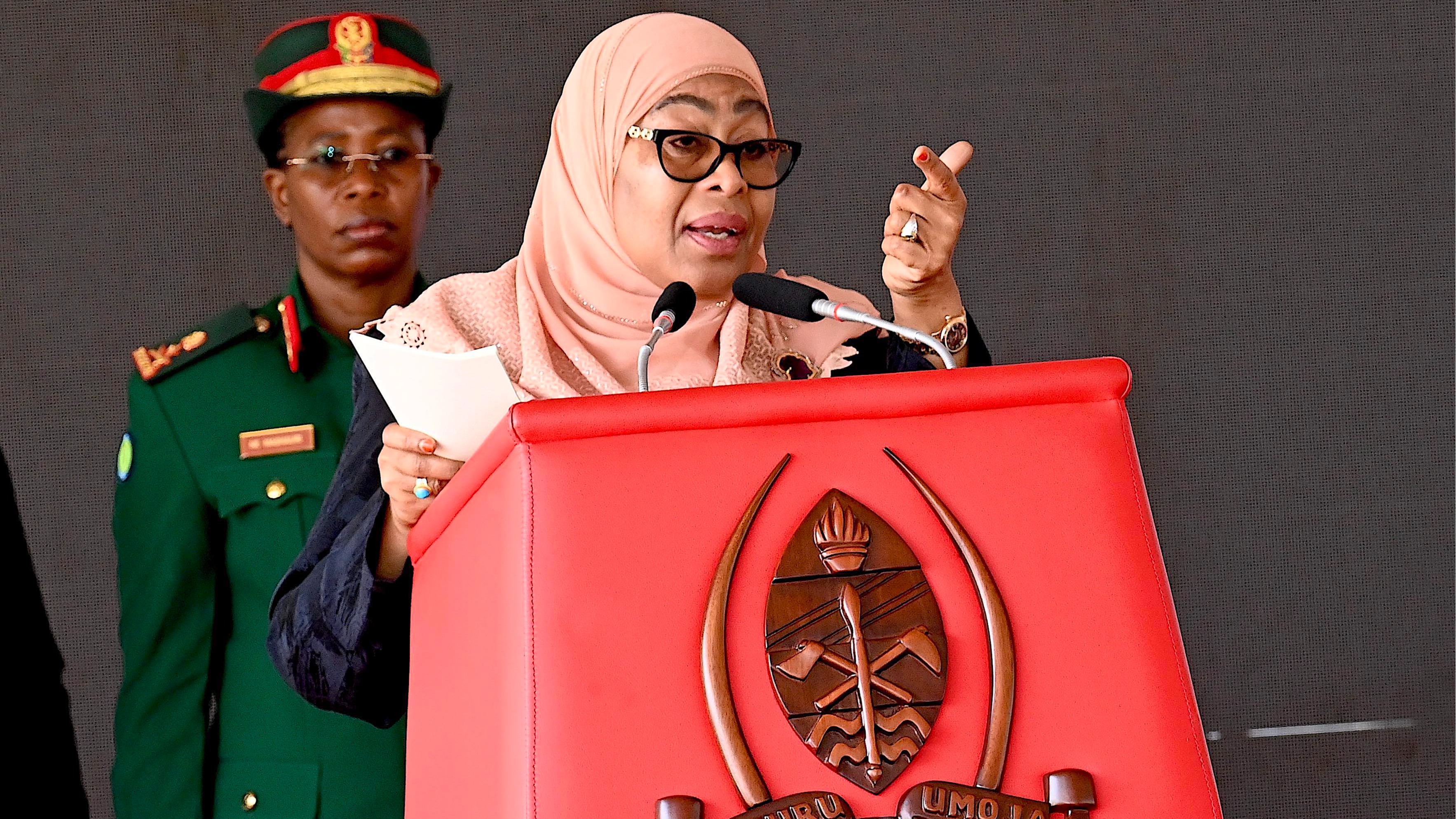 Rais Samia Ampa Tabasamu Mtoto Mwenye Tatizo la Moyo